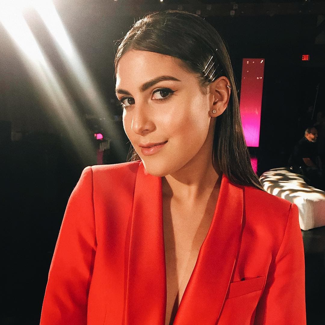 En esta imagen aparece con un look más tradicional que refleja su corta edad.