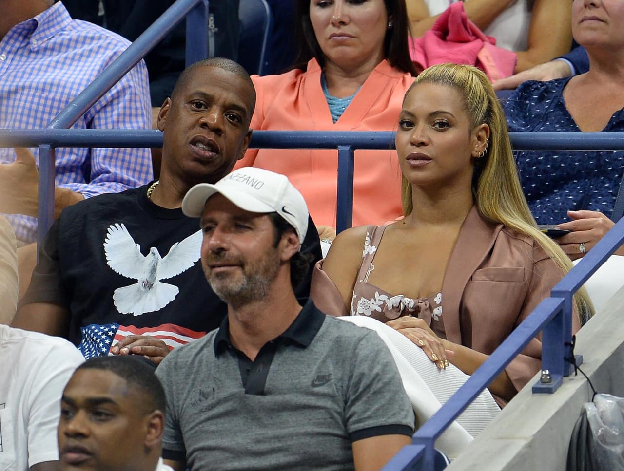 Haciendo unos cuantos pucheros y reprochando que las cámaras los tomaran todo el tiempo.