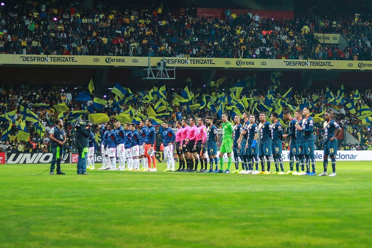 Debido al mal estado en el campo del Estadio Azteca, el América fue local en el Estadio Nemesio Diez de Toluca.