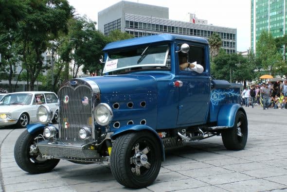 Casi dos mil vehículos clásicos desfilaron por las calles de la Ciudad de México para romper el Récord Guinness de más autos de este tipo en movimiento. Transitaron mil 721 autos, lo que superó la marca de Holanda, cuyo récord era de 948 vehículos. De acuerdo con las autoridades, el paso de estos autos clásicos fue visto por 250 mil asistentes. Circularon autos Datsun 1300, Jaguares, MG 59, Chevrolet apache, Alfa Romeo, Mercury, Porche, entre otros, que atrajeron la atención de capitalinos y visitantes. El paso de los vehículos fue interrumpido por el calentamiento de algunos que se quedaron en el camino y provocaron “cuellos de botella”; sin embargo, los organizadores confiaron en que los vehículos llegarían a la meta.