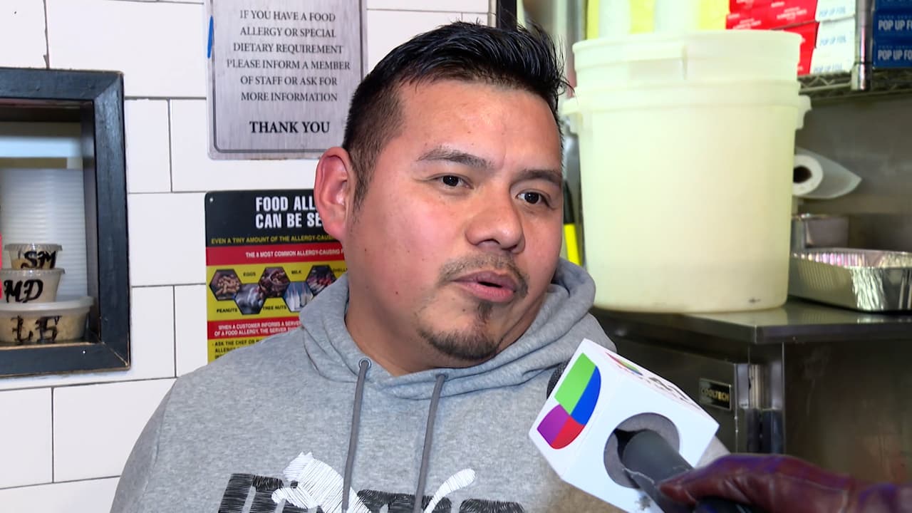 Agustín Aguilar, trabajador de un negocio de comida mexicana,
<b> indicó que la cantidad de automovilistas que se detenían en el restaurante ha disminuido</b>.
<br>
<br>“Los automovilistas antes pasaban por aquí y paraban por su comida y pues ahora no, la gente ya no es como antes, realmente afecta a todos los negocios”.
<br>