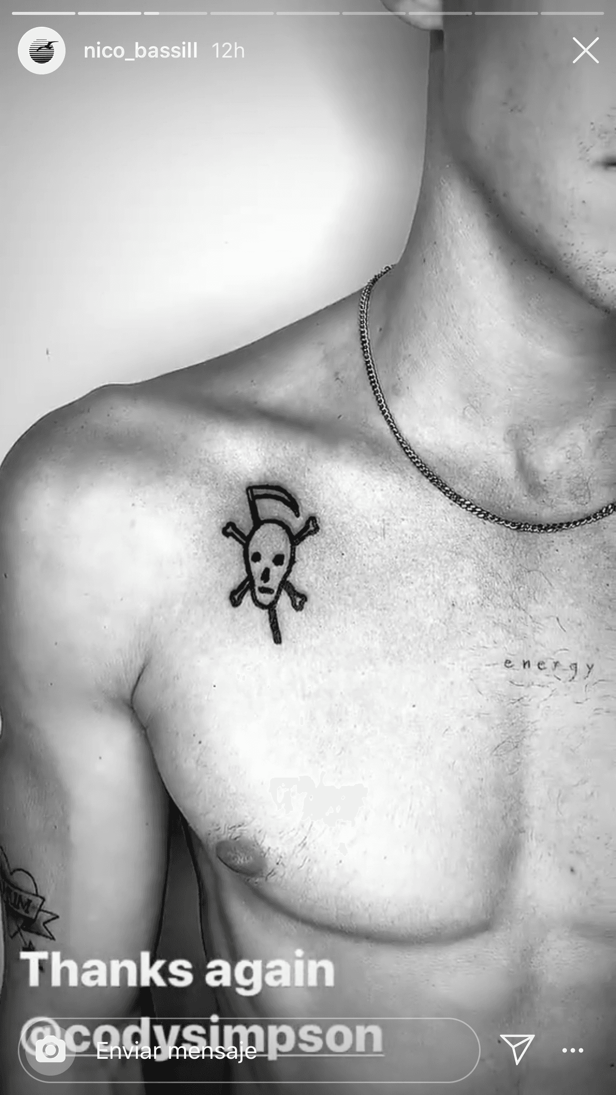 <b><a href="https://www.univision.com/famosos/miley-cyrus-y-su-ex-liam-hemsworth-se-dejan-ver-muy-carinosos-pero-cada-uno-por-su-lado-fotos">Simpson, de 22 años</a></b>, se tatuó una calavera con unos huesos cruzados y una guadaña de fondo.