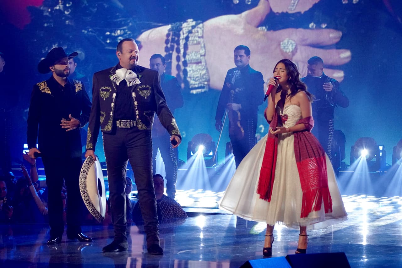 Pepe Aguilar y sus hijos interpretaron los temas "Me Saludas A La Tuya" y "3 Veces Te Engañé".
<br>