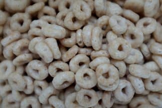 Resulta primordial evitar alimentos calóricos, azucarados, procesados y harinas.