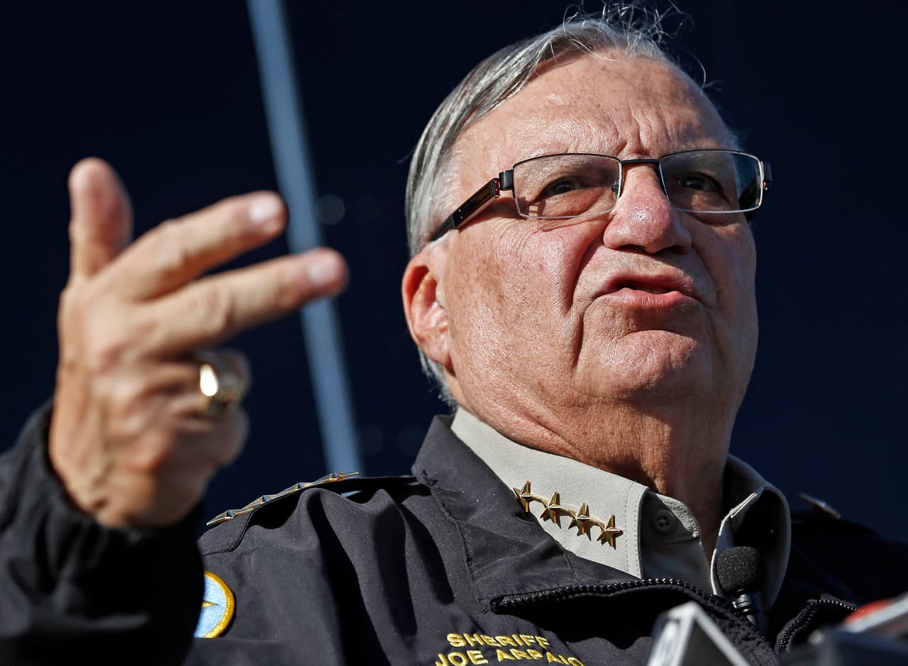 Acusarán al alguacil Joe Arpaio de desacato por negarse a dejar de perseguir latinos con patrullas policiales