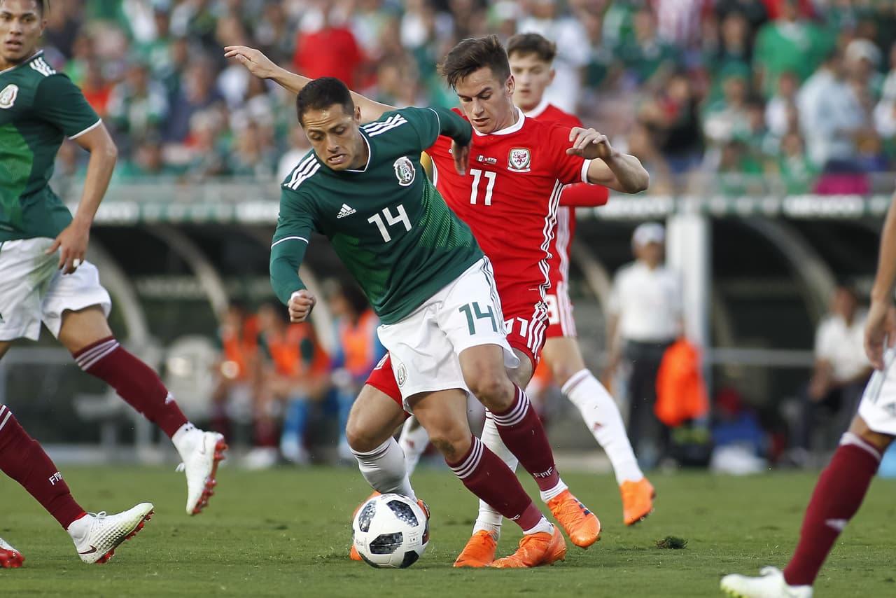 JAVIER ‘CHICHARITO’ HERNÁNDEZ
<br>Se botó constantemente del área y mostró la voluntad acostumbrada, aunque lució un poco errático con la pelota y falto de ritmo. Buscó un pase peligroso en el área pero le faltó ‘timing’. Dista mucho de parecer un titular indiscutible. 
<br>Calificación 5