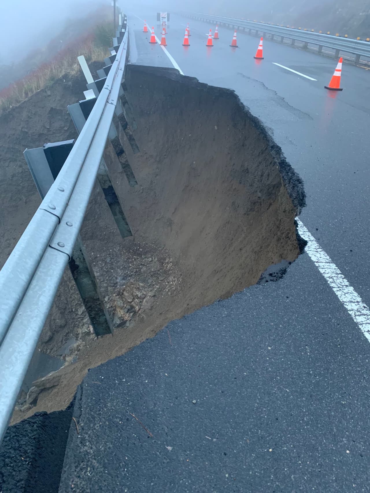 En otras vías, fue la lluvia la que causó estragos. En esta foto de trabajadores del Distrito 8 de Caltrans, se demuestra
<b>el colapso de la vía SR18 en Panorama</b>.
