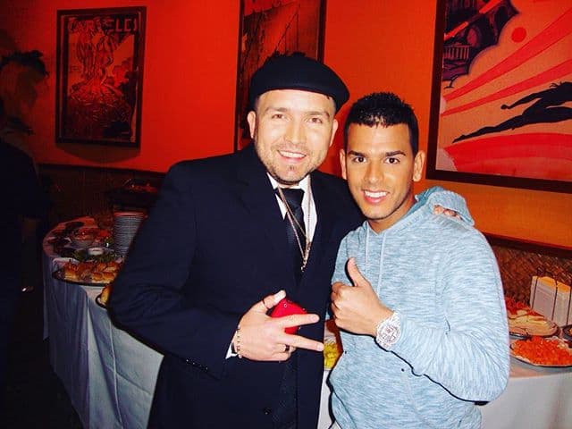 Con Tito El Bambino, la agrupación ha colaborado en dos ocasiones para las canciones 'Te pido perdón' y 'Llueve el amor'.