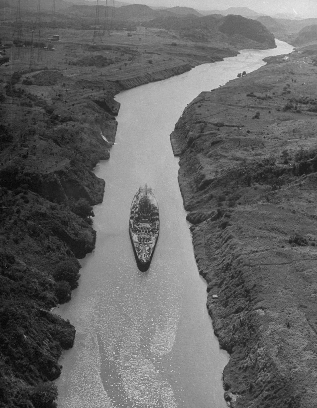 Un acorazado de la armada de los Estados Unidos cruza el canal en 1945.