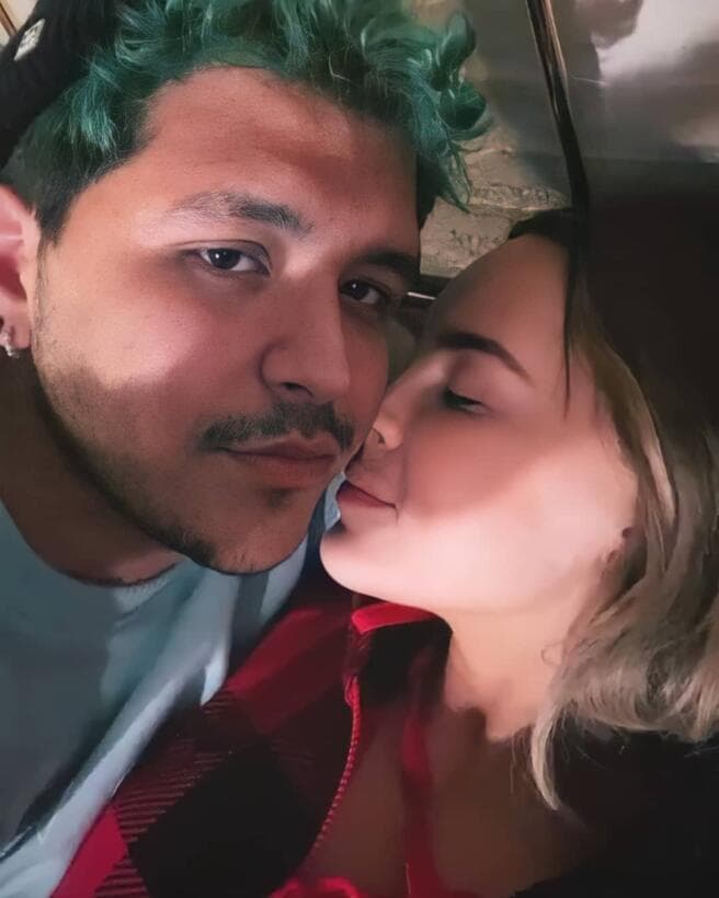 Cuando 
<b><a href="https://www.univision.com/famosos/belinda-se-casa-con-christian-nodal-historia-de-amor-fotos" target="_blank">Nodal y Belinda hicieron pública su relación</a></b> a principios de agosto de 2020, el cantante aún no tenía tatuajes en la cara.