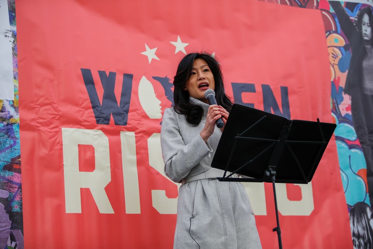 Evelyn Yang, esposa del candidato a la nominación demócrata Andrew Yang, fue una de las invitadas a la marcha en Nueva York. Abogó por "cambios por grandes cambios estructurales", tras dar a conocer esta semana que fue
<a href="https://www.univision.com/noticias/elecciones-en-eeuu-2020/la-esposa-de-andrew-yang-revela-que-su-ginecologo-la-agredio-sexualmente-cuando-estaba-embarazada">agredida sexualmente por su ginecólogo</a> mientars estaba embarazada.