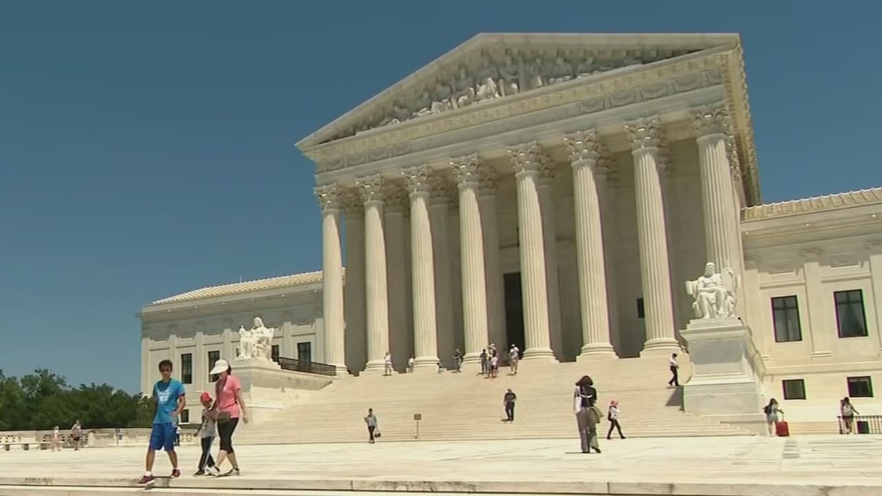 La Corte Suprema da luz verde al gobierno Trump para limitar el cierre de casos de deportación