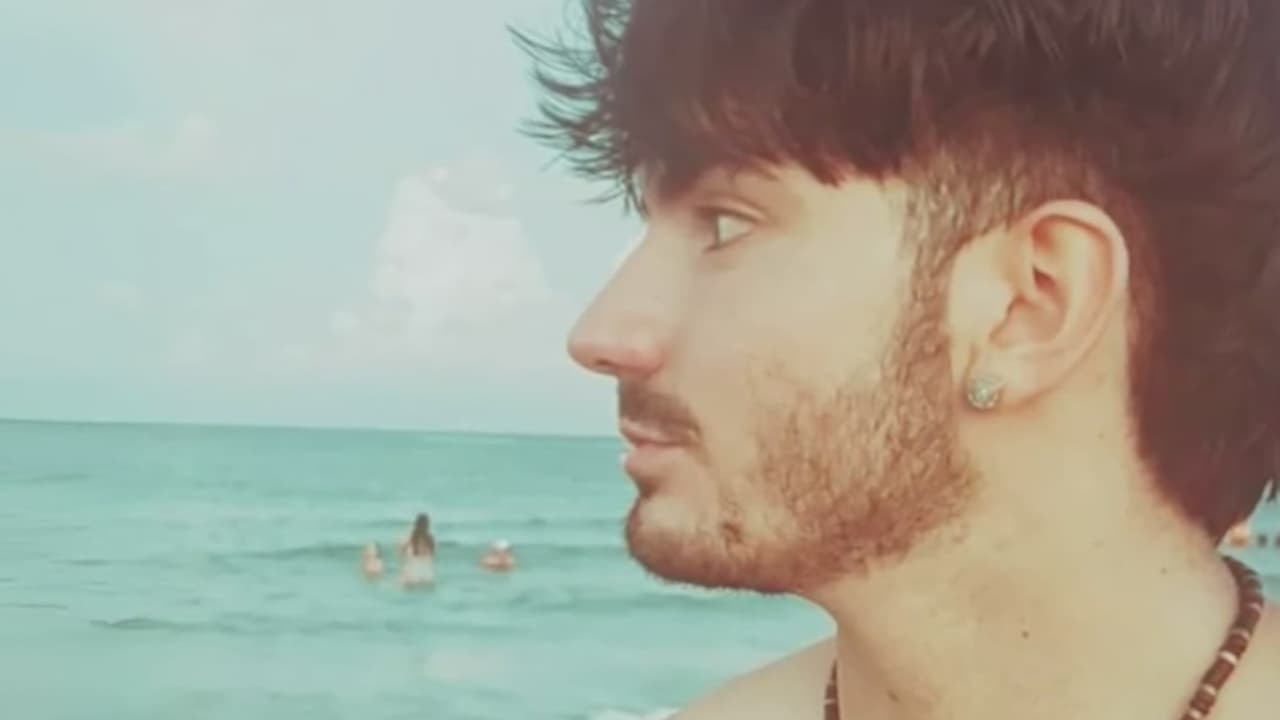 Tristeza y dolor en el último adiós al adolescente que murió tras salvarle la vida a su hermana en una playa 