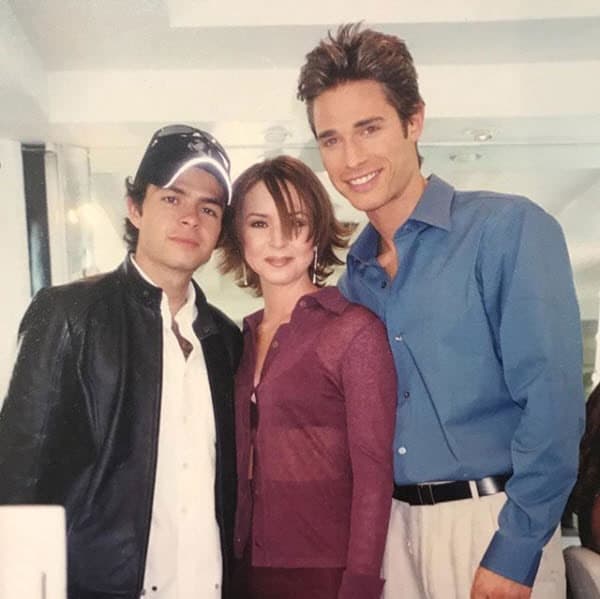 Pero esa no fue la única fotografía que desempolvó, también publicó esta imagen de la segunda telenovela en la que participó en México: "#tbt año 2001 'Sin pecado concebido' con mis buenos amigos @andreatorreh y @josemariatorreh. 😱😱😱 cómo pasa el tiempo, ¿verdad? Los quiero mucho #FamiliaTorreHütt".
