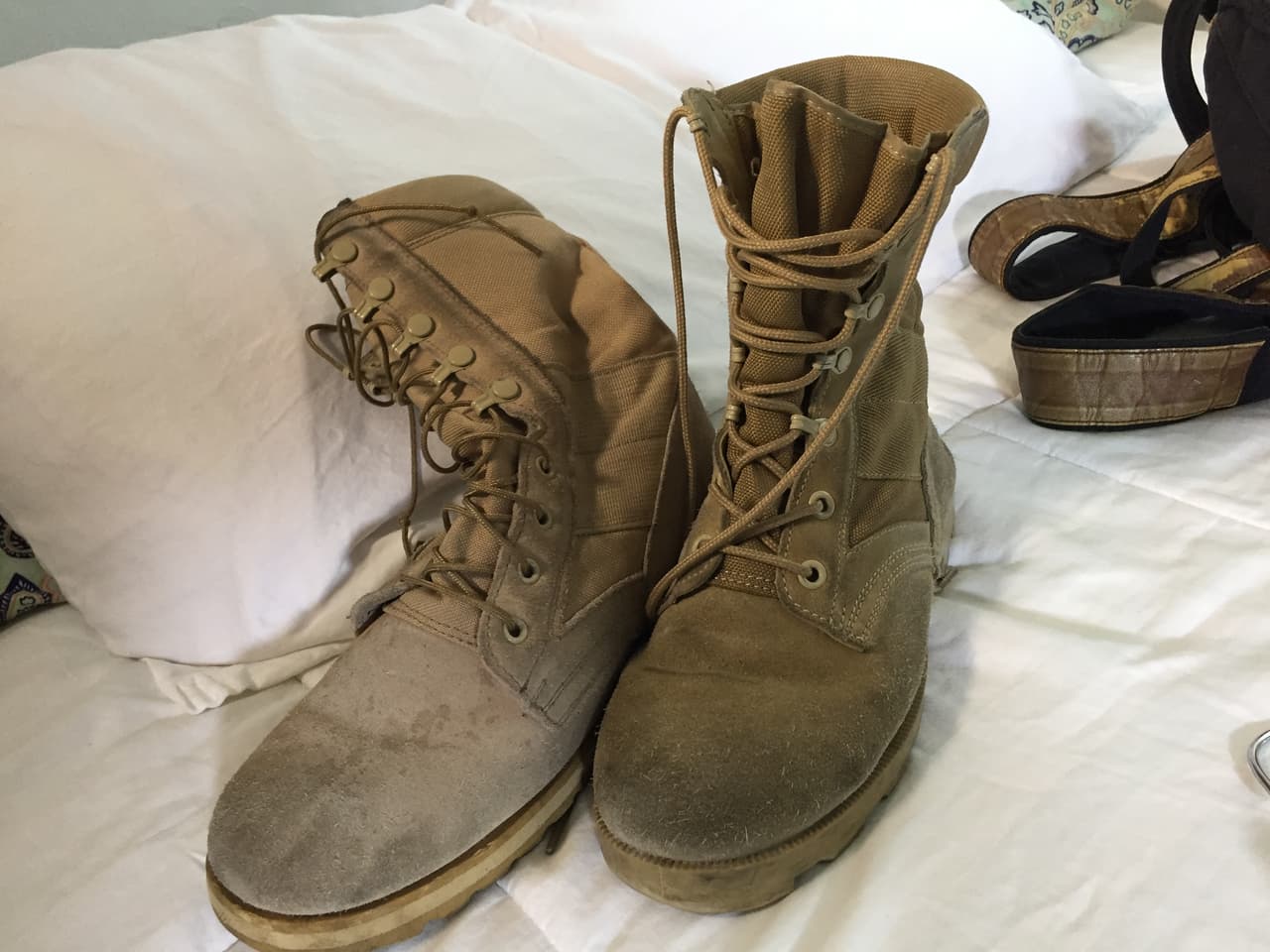 Los botines acordonados son fáciles de combinar con una gorra y un cinturón.