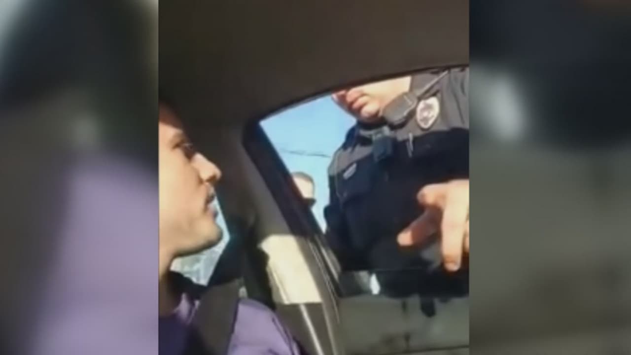 "Apague la cámara o lo llevo a la cárcel": un conductor de Uber da una lección a un policía que le amenaza para que no lo grabe