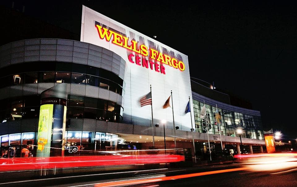 <b>¿Necesito usar una mascarilla en el Wells Fargo Center? </b>Sí. Se requieren máscaras para los fanáticos que asisten a los eventos del Wells Fargo Center en la arena. Sin embargo, al igual que en los restaurantes de Filadelfia, ya no se requiere que los asistentes muestren prueba de vacunación o prueba de prueba negativa para ingresar a la arena.