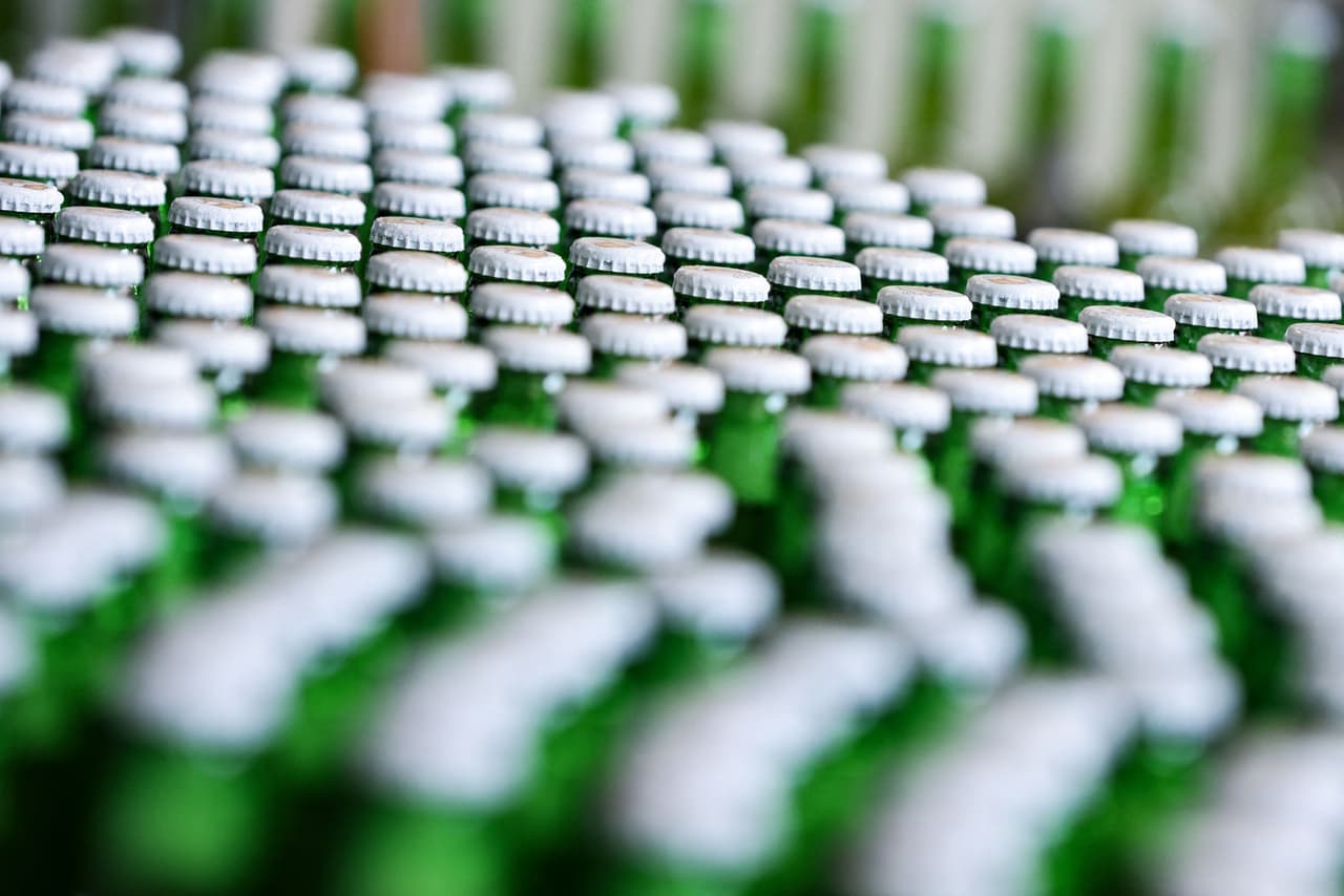 Las personas pueden guardar su compra en la guantera bajo llave, en los últimas asientos del auto o en la cajuela.
<br>
<br>
<b>La ley en Texas prohíbe la poseción de un recipiente de alcohol en el asiento de pasajero de un vehículo. </b>
<br>
<br>Quienes infringan la ley pudiera recibir una multa de hasta $500, arresto mínimo de seis días y la posibilidad de enfrentar cargos por manejo en estado de ebriedad.