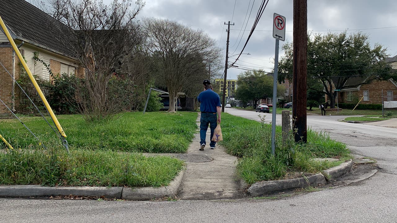 En los vecindarios son muy pocas las personas que se ven caminando por las calles.