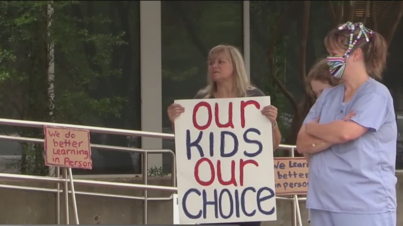 Padres de familia en McKinney piden que el año escolar comience en las escuelas