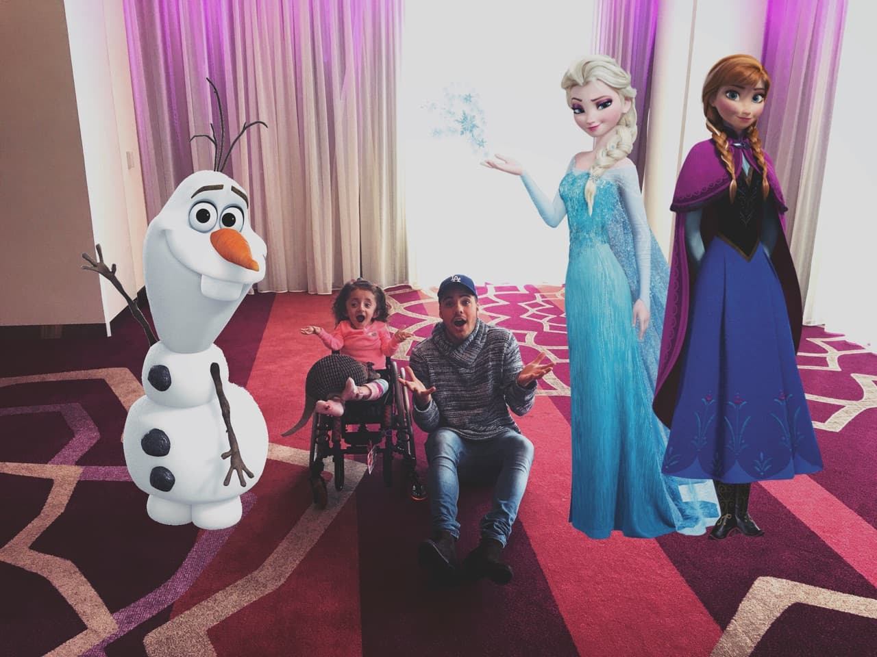 Además, se tomaron esta foto con los personajes de 'Frozen'.