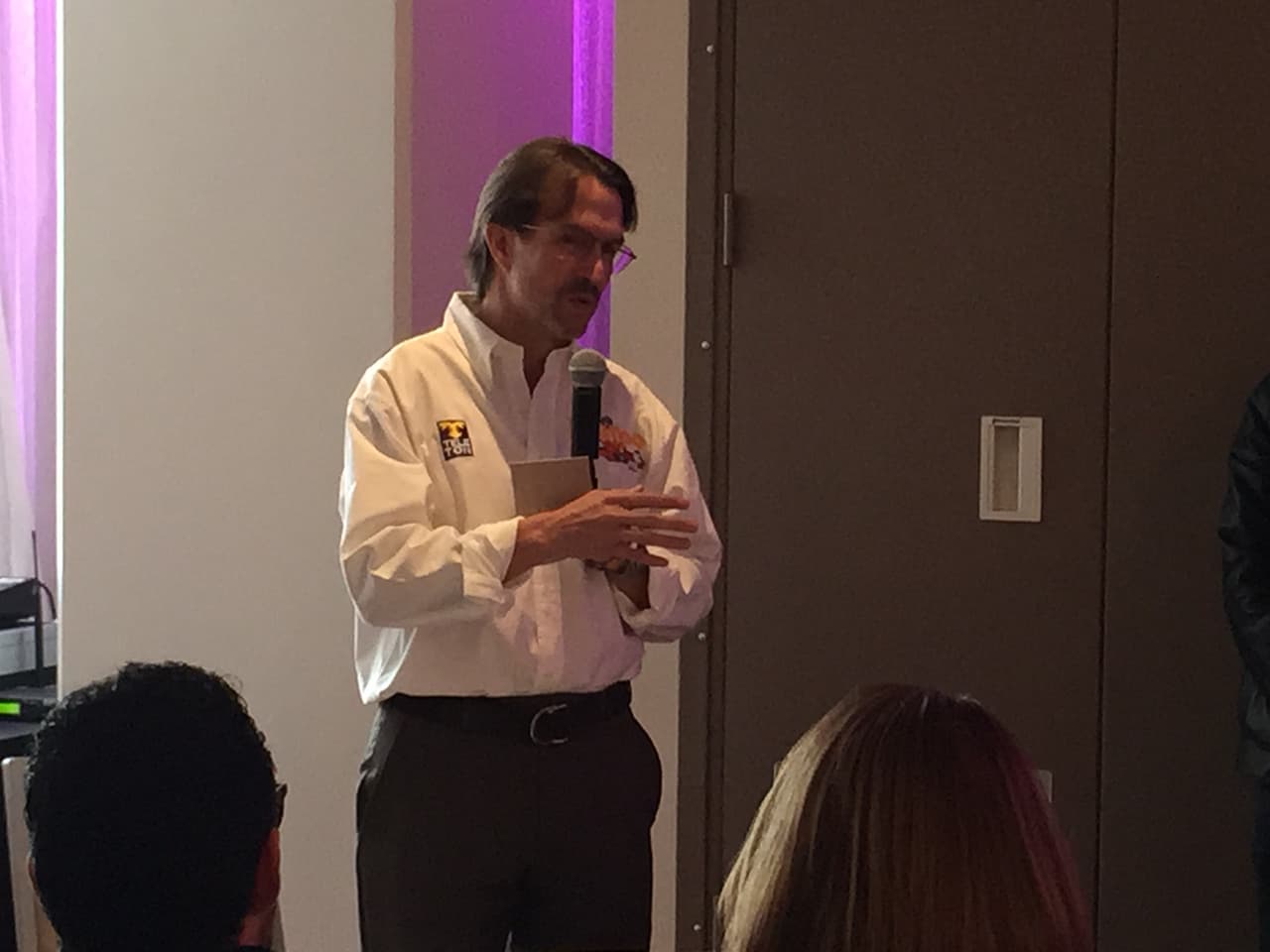 Fernando Landeros, presidente de Fundación Teletón USA, dio la bienvenida.