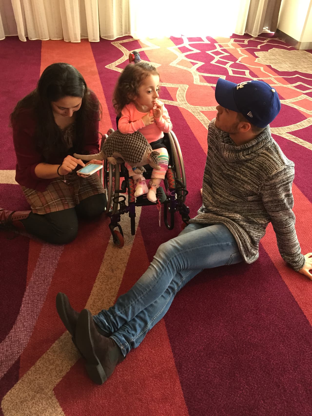 Con esta pequeñita estuvo platicando un buen rato.