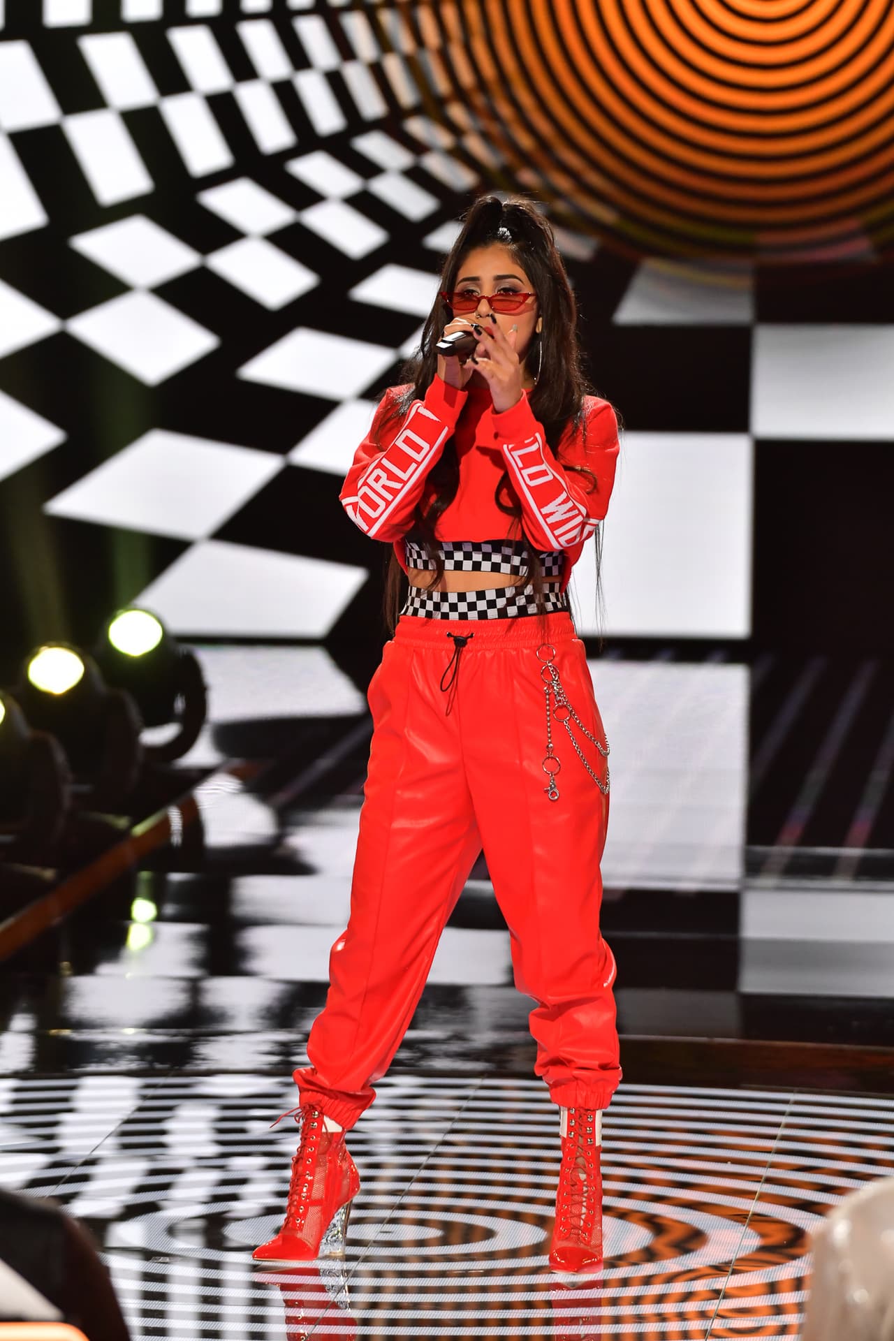 Usando un conjunto rojo,
<a href="https://www.univision.com/shows/reina-de-la-cancion/el-espiritu-urbano-de-navil-rox-se-apodera-del-stage-al-ritmo-de-soltera-para-evitar-ser-enviada-a-votacion-video" target="_blank">Navil cantó 'Soltera'</a>.