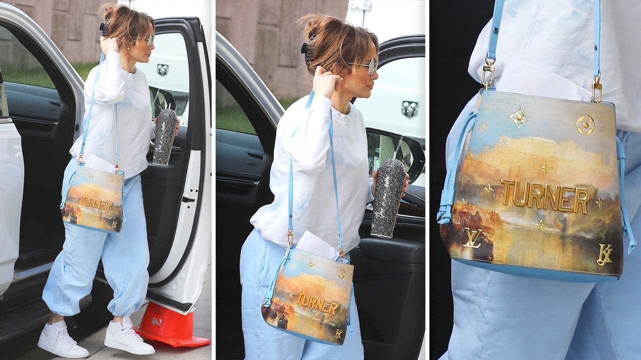 JLo fue captada con este nuevo bolso Loui Vuitton, con valor de 3,355 dólares.