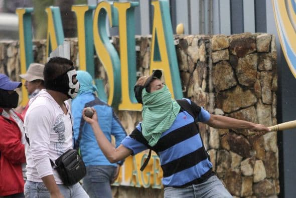 Manifestantes irrumpieron también en el Centro Comercial La Isla, rumbo al aeropuerto.