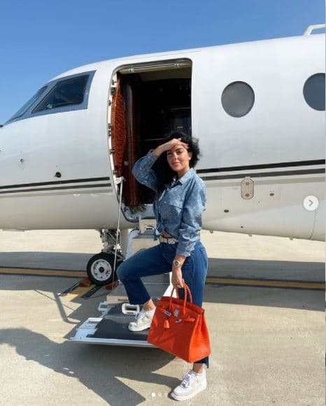 Antes, para conseguir uno había que entrar a una lista de espera que podría tardar años, sin embargo, 'Vanity Fair' (2022) reportó que ese método colapsó debido a la gran demanda y, por eso, ahora son necesarias las subastas o intermediarios.