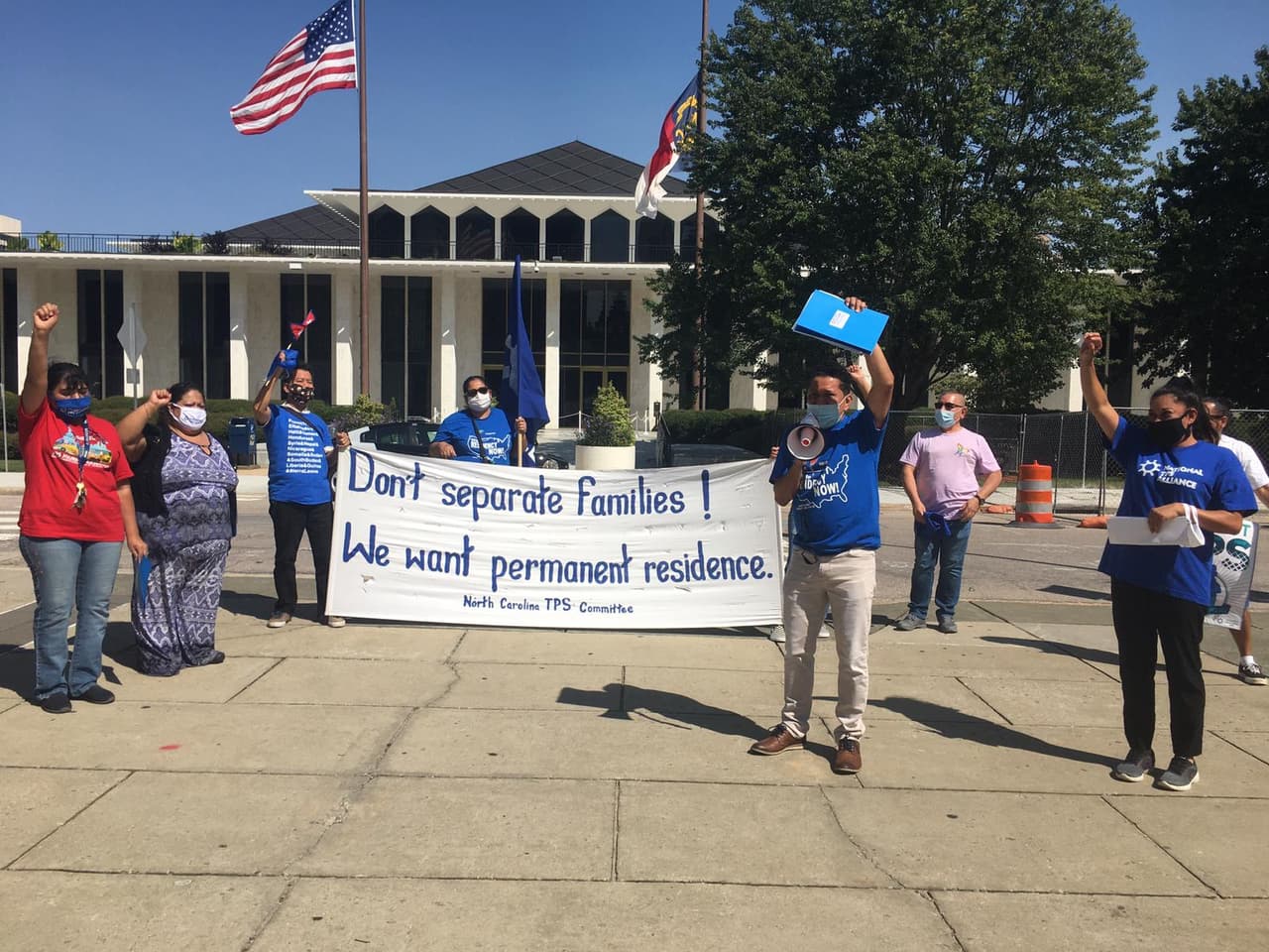 Tras el fallo de los jueces de la Corte de Apelaciones del 9º Circuito a favor de terminar con el TPS, varios beneficiarios manifestaron el martes frente al edificio de la Asamblea Legislativa en Raleigh.
