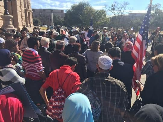 Además, los miembros del consejo dijeron que también discutirán el apoyo al programa de Acción Diferida (DACA), así como dos propuestas de ley que requieren que los oficiales usen cámaras corporales y una ley que prohíbe a las cortes la interpretación de leyes religiosas. (Foto: Twitter)