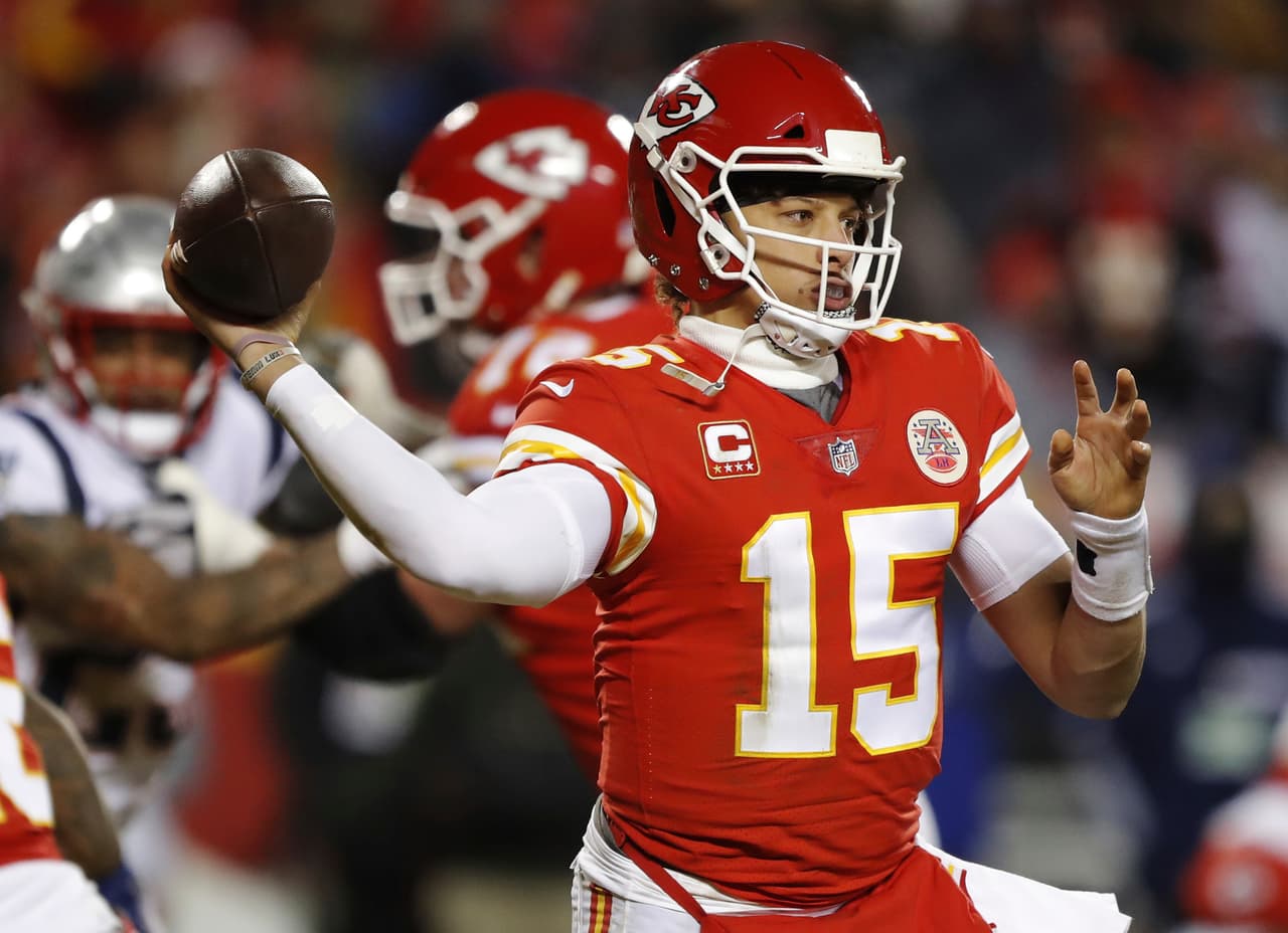 Patrick Mahomes, con sus tres pases de TD, se convierte en el QB más joven en tener un juego con tal cantidad de envíos al end zone desde que Dan Marino lo hiciera en 1985.