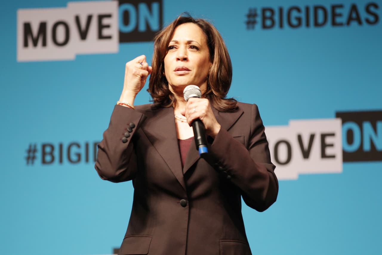Un activista irrumpe en el escenario y le arrebata el micrófono a Kamala Harris