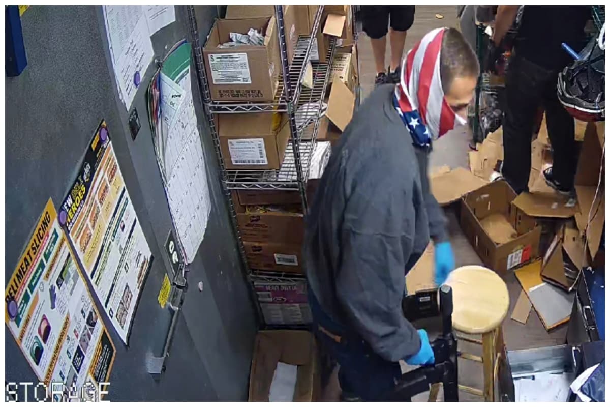 Los dos hombres entraron al lugar y amenazaron a los empleados con una pistola, luego obligaron a uno para que los llevara a la bodega.