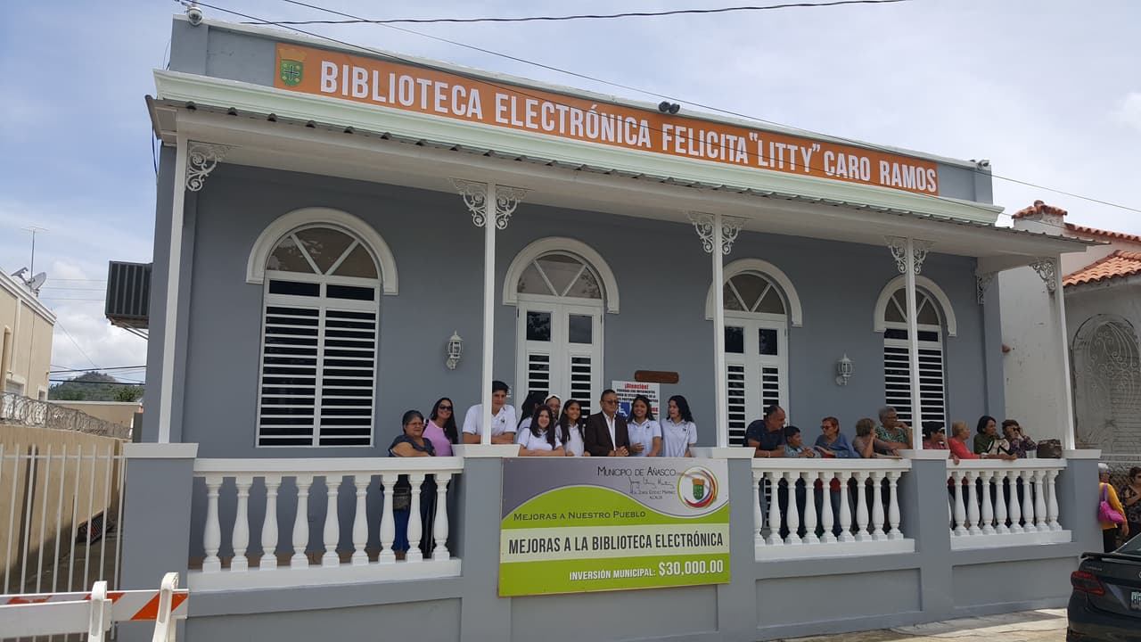 La biblioteca está ubicada en la calle San Antonio al lado de la plaza pública.