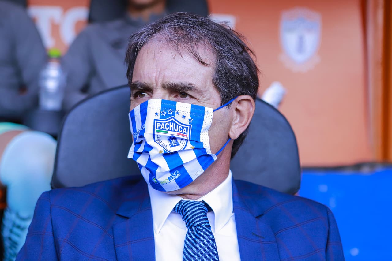 Los Tuzos jugaron mejor los dos tiempos en la cancha del Hidalgo y en 10 minutos abrieron el marcador con una jugada a balón parado que el ‘Pocho’ Guzmán se encargó de meter con la frente.