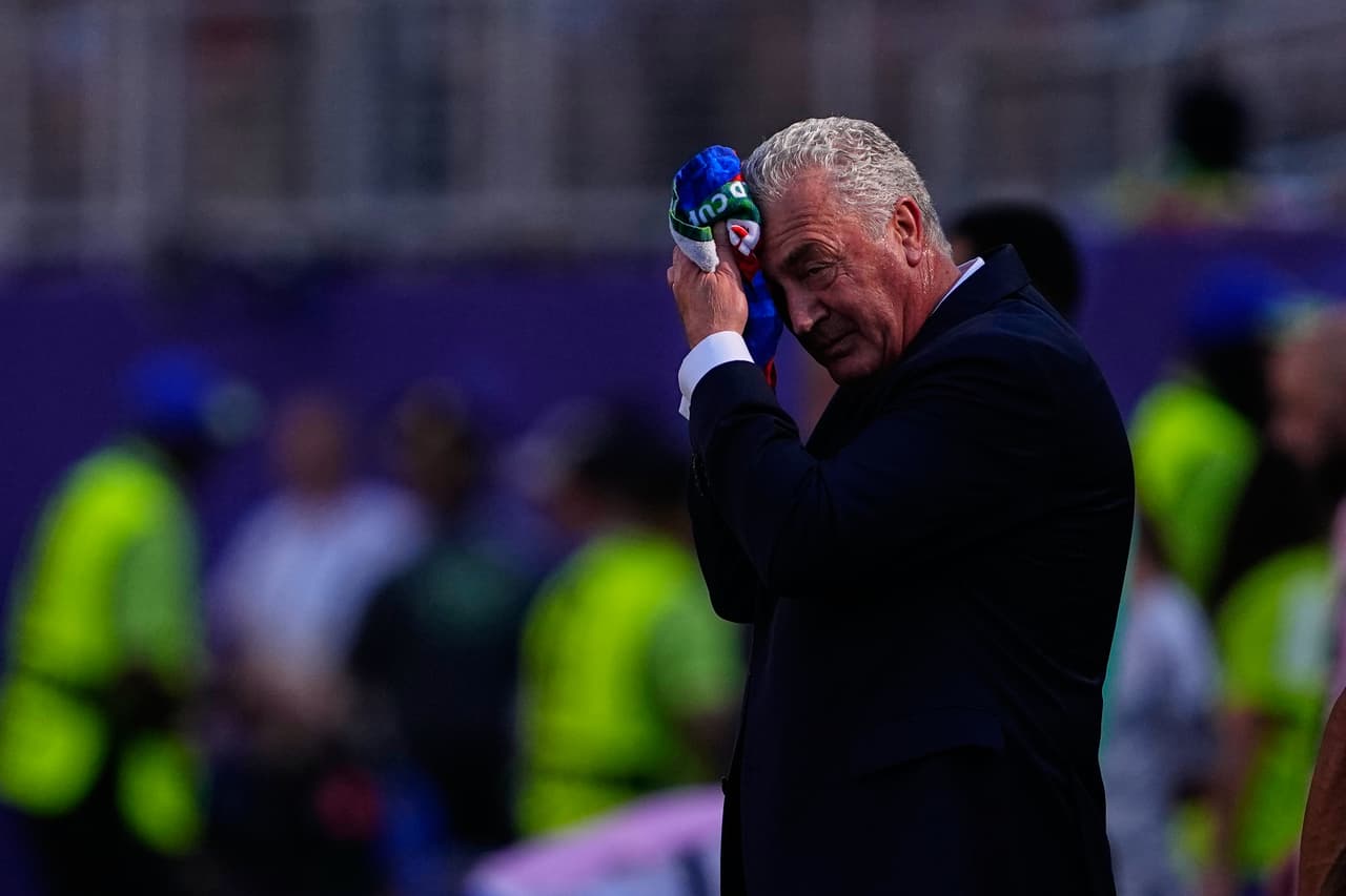 Gustavo Alfaro, director técnico de Paraguay mira el partido mientras se refresca.