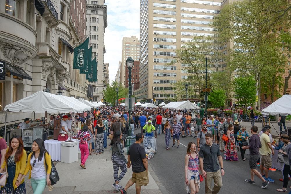 <b>Rittenhouse Row Spring Festival</b>
<br>
<b>Fecha</b>: 6 de mayo
<br>
<b>Sitio web</b>: 
<a href="http://www.rittenhouserow.org/">http://www.rittenhouserow.org/</a> 
<br>
<br>El Festival de Primavera de Rittenhouse Row destaca la reputación del vecindario como un punto de encuentro gastronómico y cultural. Docenas de puestos se alinean en Walnut Street y ofrecenn artesanías, belleza, moda, diversión familiar, comida, demostraciones culinarias y degustaciones de cerveza y cócteles.