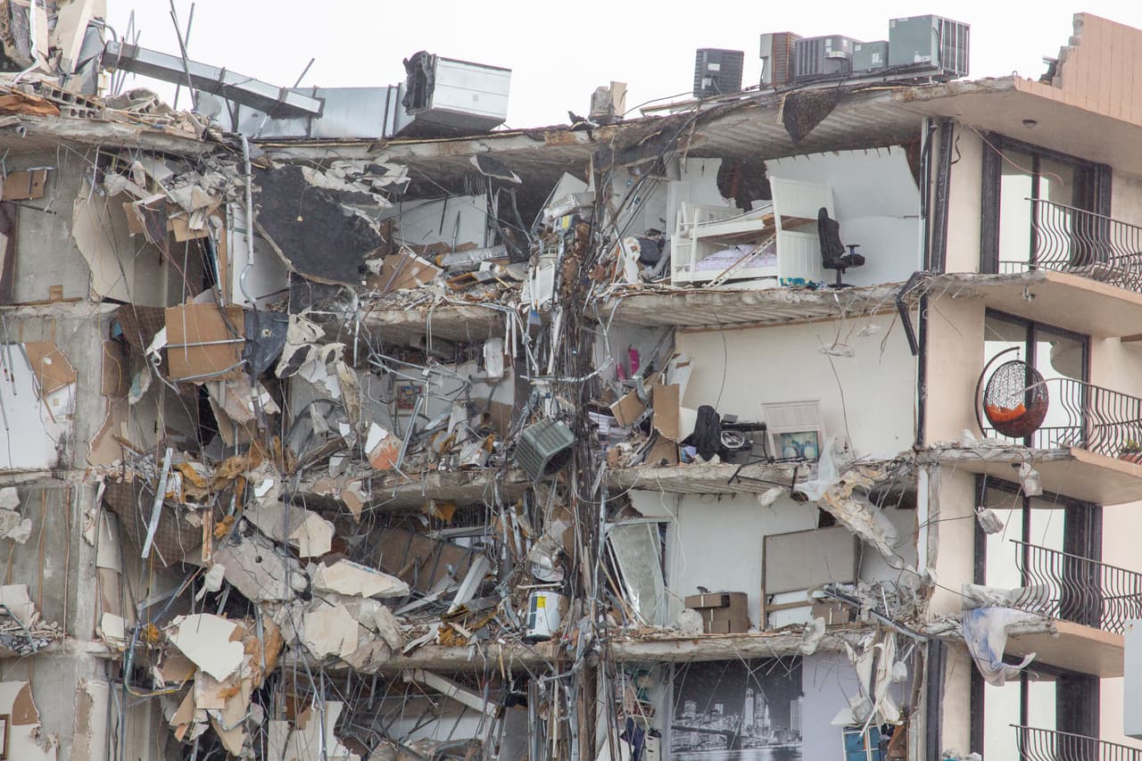 “Esto es idéntico al ataque terrorista de Oklahoma”, dijo al teléfono una mujer con acento cubano desde el borde del cerco policial en la playa. “En Miami Beach hay varios edificios deteriorados y nadie hace nada” agregó en su comentario, antes de tomarse unas ‘selfies’ con las ruinas de fondo.
