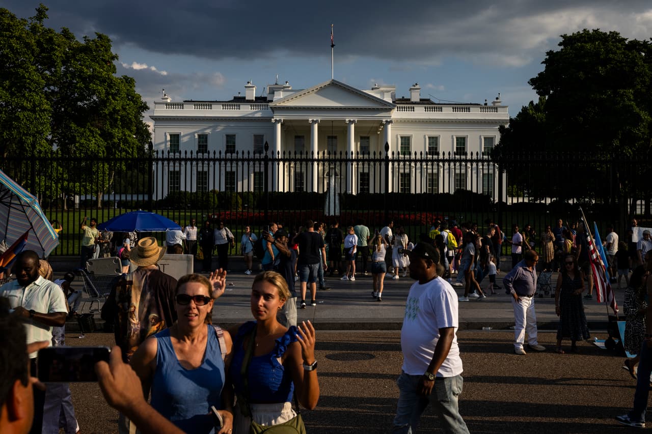 Mucha gente acudió a los alrededores de la Casa Blanca para más que un paseo turístico.