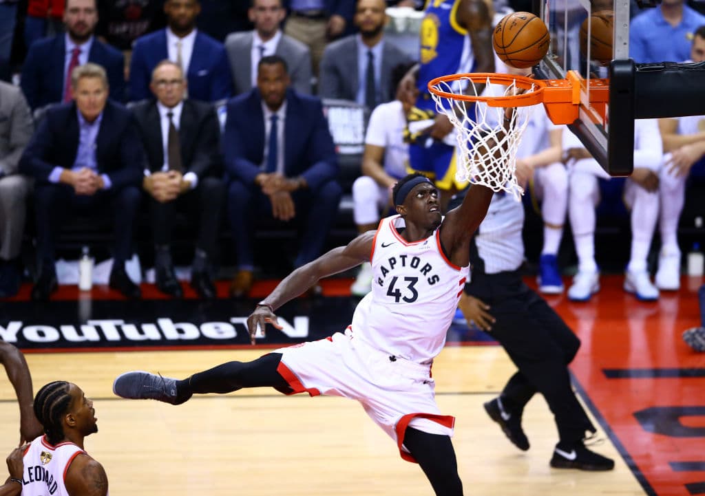 Pascal Siakam, con una actuación de 32 puntos, cargó sobre sus hombros a los Toronto Raptors para que superaran 118-109 a los Golden State Warriors en el Juego 1 de las Finales de la NBA.