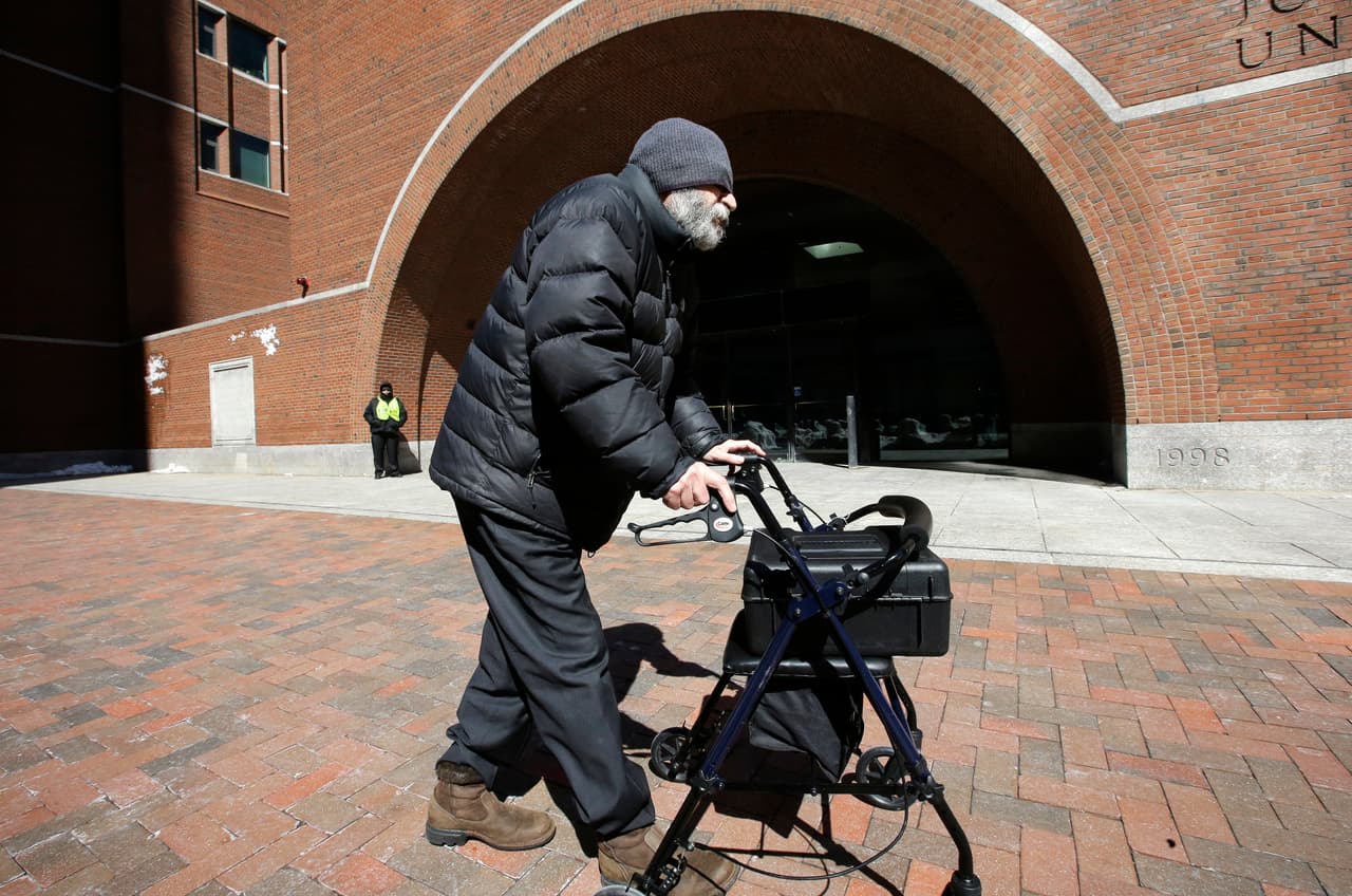 Algunos doctores han sido culpados de fraude por la prescripción irresponsable de opioides. Así le ocurrió a Fathalla Mashali, quien rutinariamente veía a más de 100 pacientes al día y recetaba oxicodona y otros medicamentos sin hacer exámenes físicos o pruebas para determinar si de verdad los necesitaban. Se espera que las autoridades vigilen y penalicen de forma más estricta estas prácticas. Las 
<b>compañías farmacéuticas también han sido señaladas de ejercer presión y popularizar </b>este tipo de medicamentos.