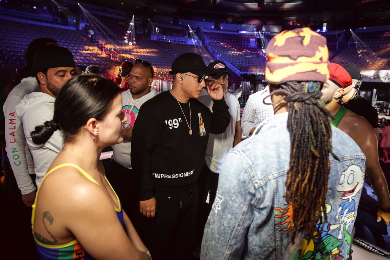 Y que 
<b>comparte relajadamente con su cuerpo de baile,</b> haciéndolos sentir cómodos, apreciados.