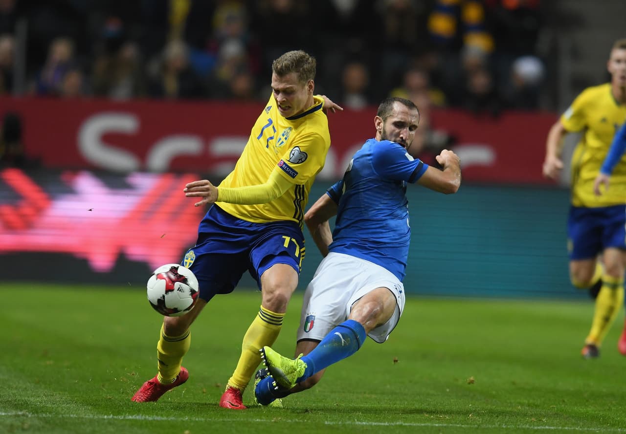 Los centrales, sobre todo Chiellini, cometieron errores en la salida que pudieron salirles caros al equipo de Giampiero Ventura, que ante la baja de Zaza, optó por Belotti.