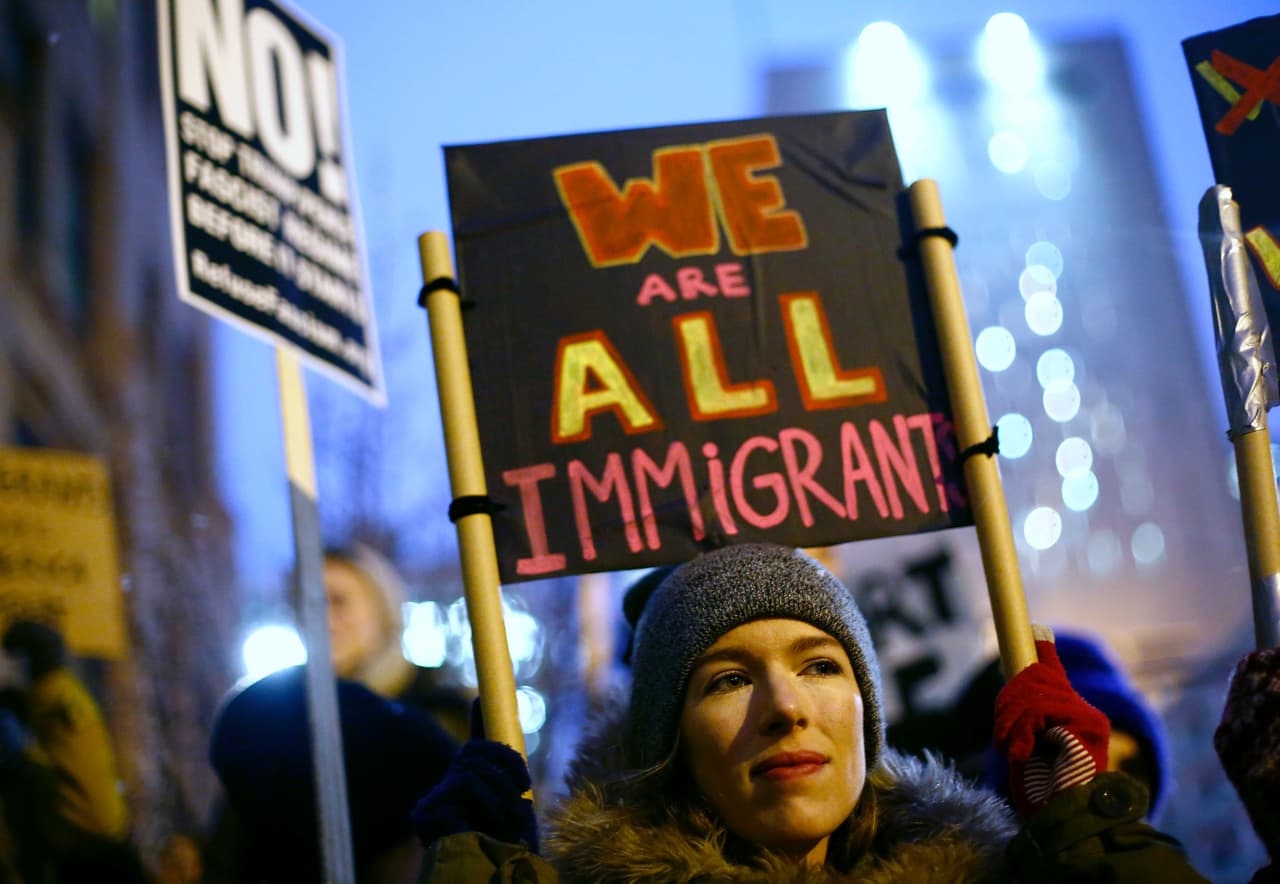 <b>Todos somos inmigrantes (25 de enero).</b> Activistas de Chicago organizaron una manifestación en contra del proyecto de creación de un nuevo muro fronterizo entre EEEUU y México, una de las promesas electorales del nuevo presidente Donald Trump.