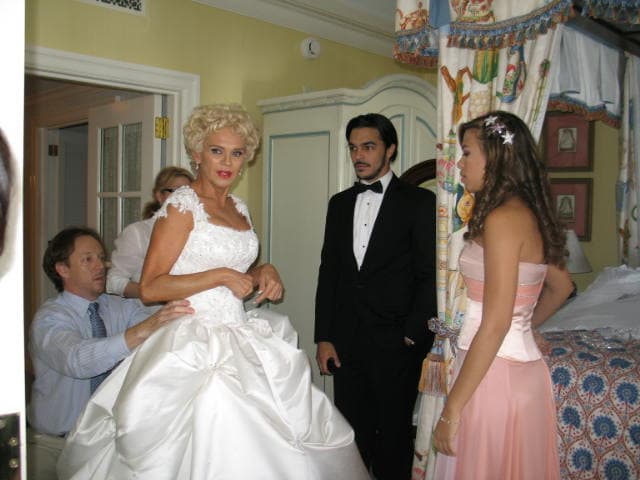 Aquí la novia alistándose.