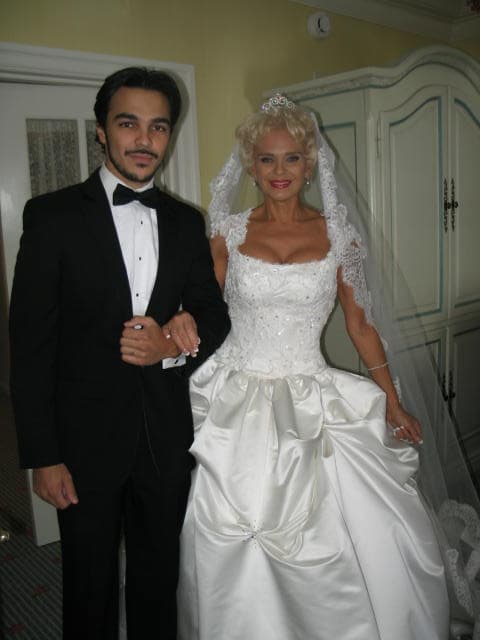 Fue Shalim el encargado de entregar a su mami en el altar.