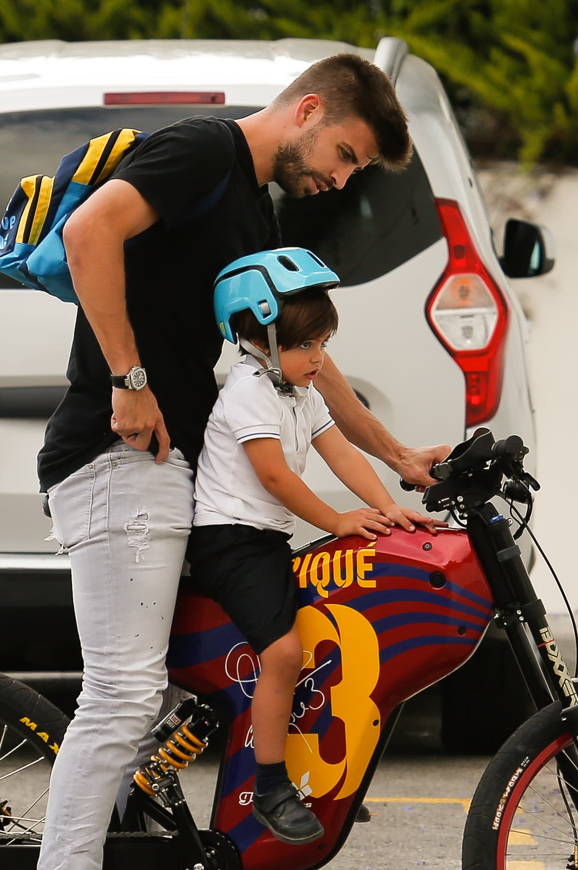 Photo © 2016 Quimi Ortiz/The Grosby Group EXCLUSIVE Barcelona, Sept 22, 2016 Soccer star, Gerard Pique arrives home driving a Barcelona FC customized bicycle after picking up his son Milan from school.
